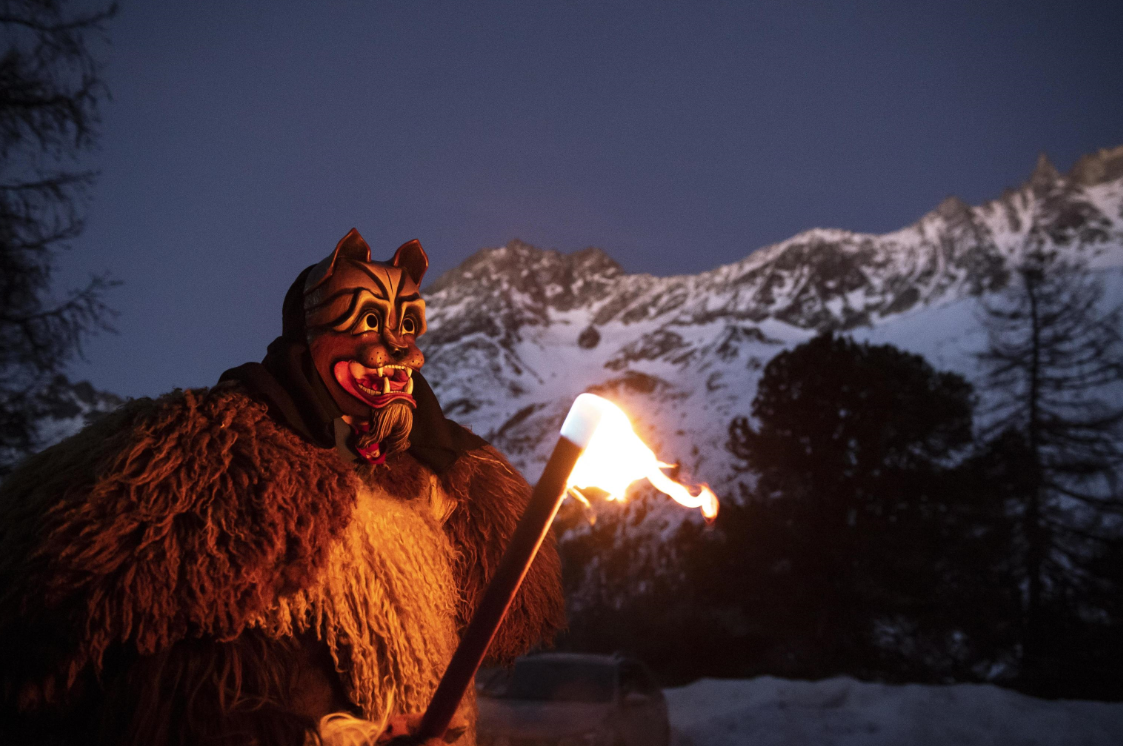 Suggestiva immagine di un "peluche" con le Alpi svizzere sullo sfondo