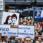 Cartellone che ritrae Jan Kuciak e la compagna Martina Kusnirova al centro di un mirino Cartellone che ritrae Jan Kuciak e la compagna Martina Kusnirova al centro di un mirino