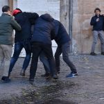 Un manifestante bloccato dopo aver tentato di darsi fuoco