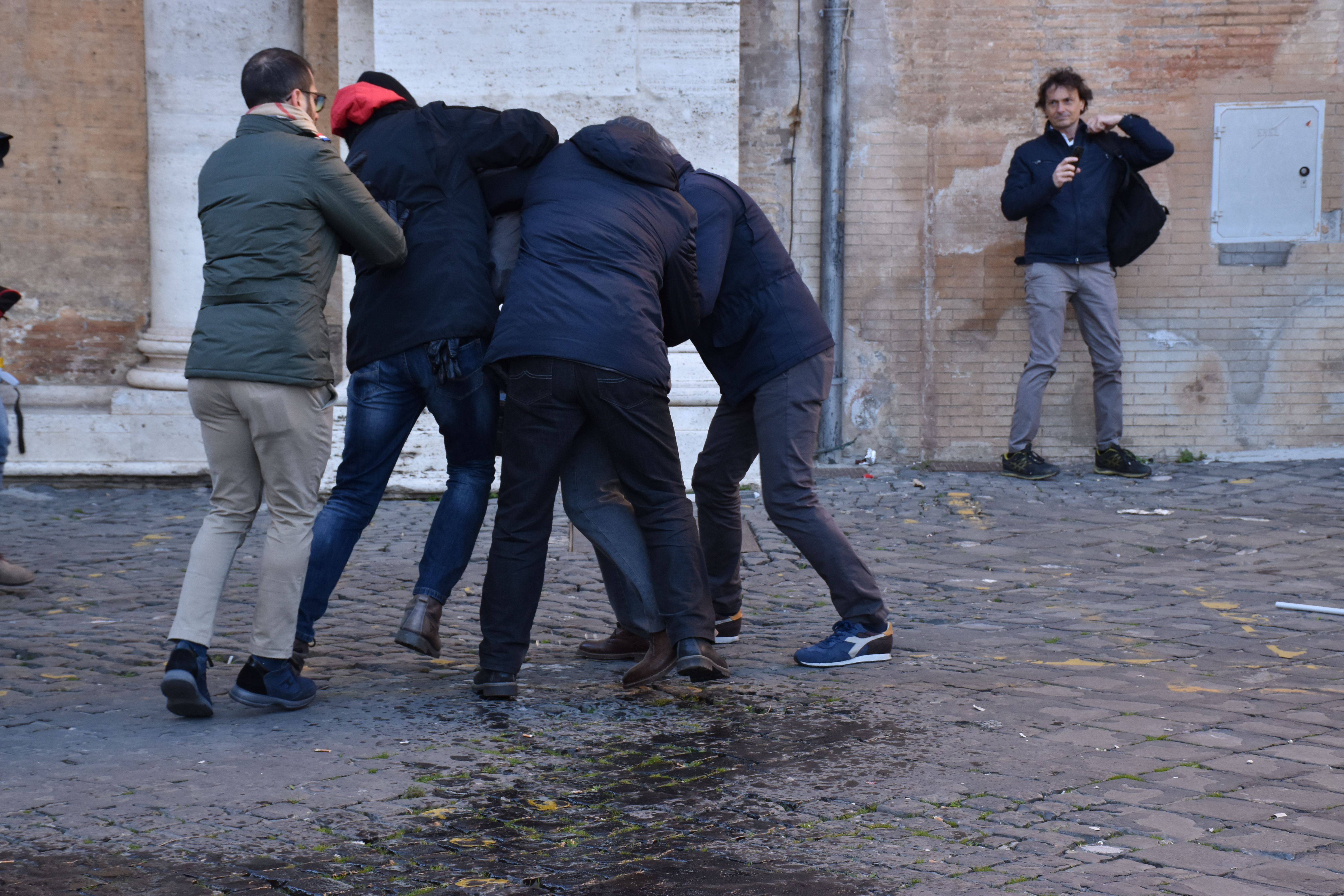 Un manifestante bloccato dopo aver tentato di darsi fuoco