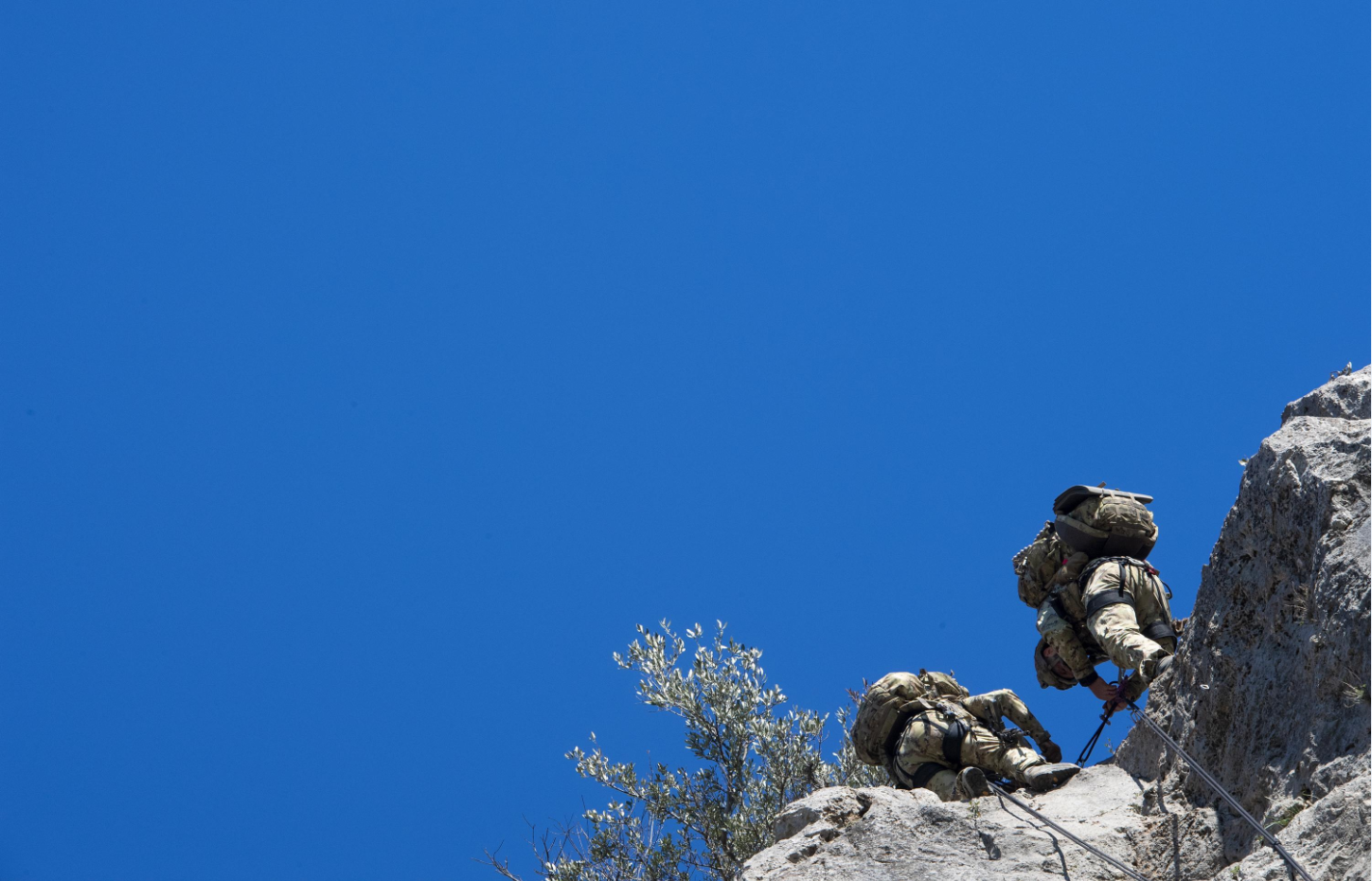 I primi militari raggiungono la vetta