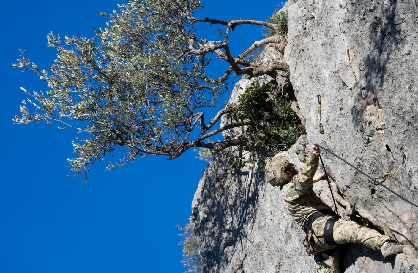 I militari procedono nell'arrampicata