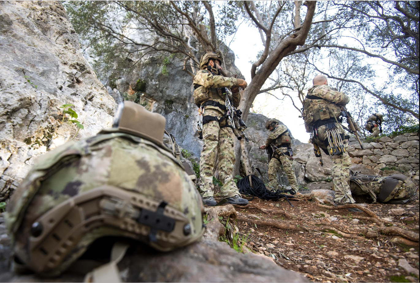 Oggi i militari dovranno scalare una parete rocciosa presso un'area di addestramento in Toscana