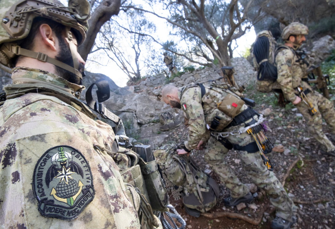 Inizia l'esercitazione del reggimento 185' RRAO, una delle forze speciali dell'Esercito con sede a Livorno