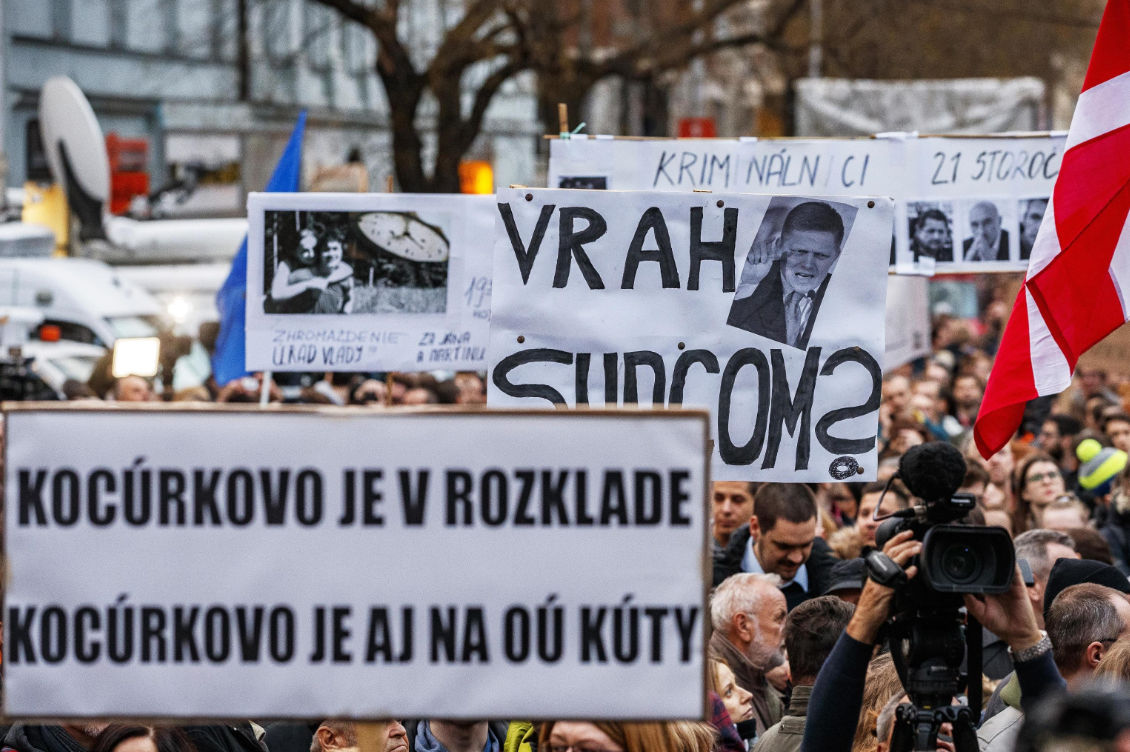 Esposti cartelloni che denunciano il legame tra criminalità e politica Esposti cartelloni che denunciano il legame tra criminalità e politica