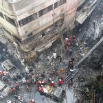 I vigili del fuoco ispezionano l'area in cui è divampato l'incendio