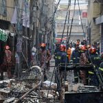 La parte antica di Dacca, capitale del Bangladesh, ispezionata dai vigili del fuoco