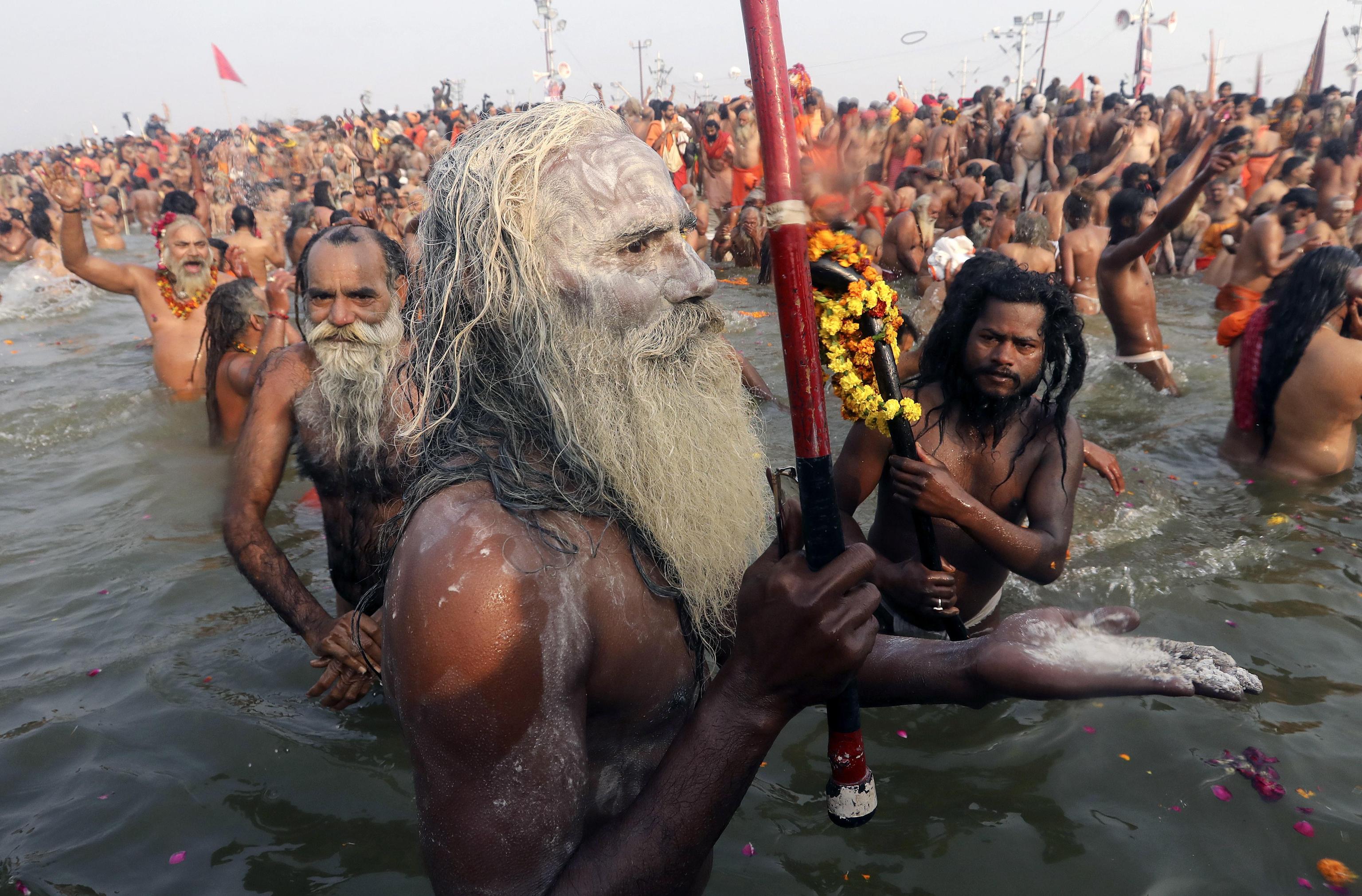 Un Naga Sandhu nel fiume Sangam