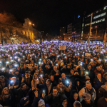 I migliaia in protesta sfilano con una luce accesa per ricordare Jan Kuciak