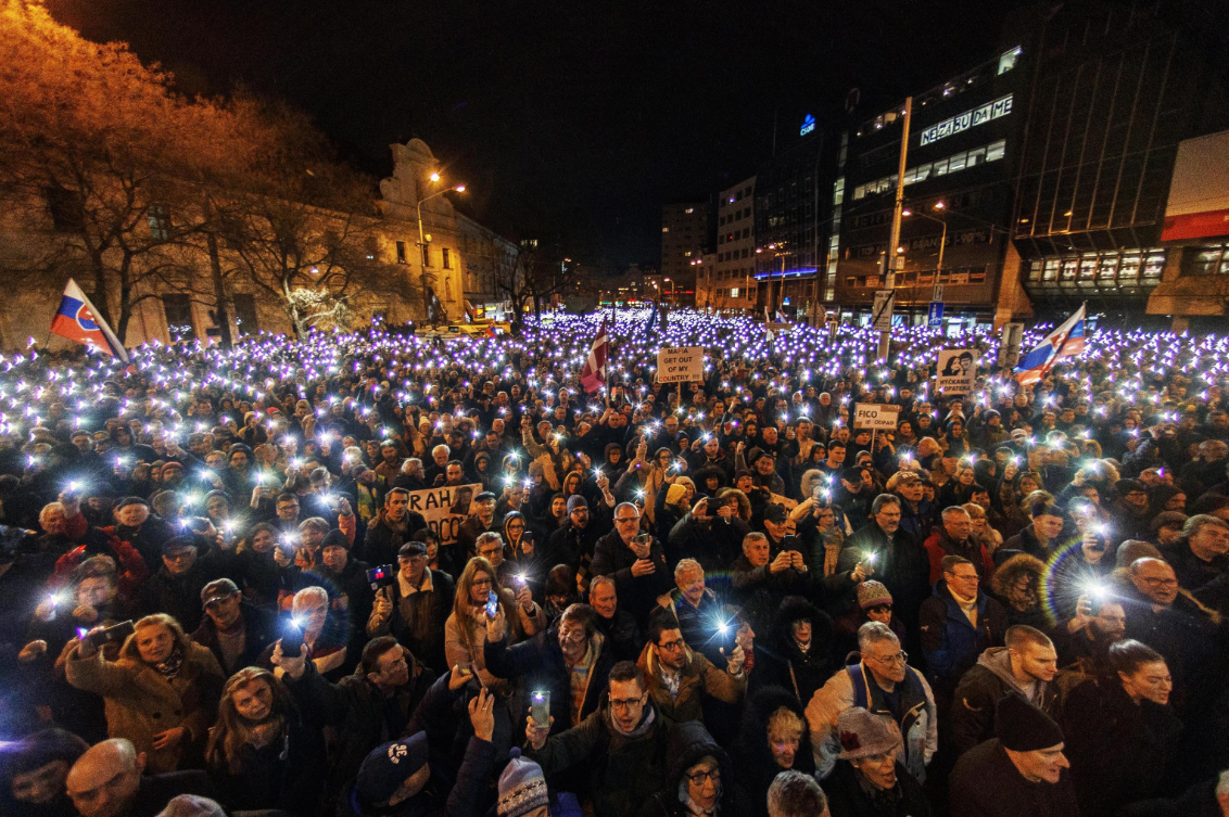 I migliaia in protesta sfilano con una luce accesa per ricordare Jan Kuciak