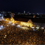 Un'immagine dall'alto delle migliaia dei partecipanti alla manifestazione, organizzata a Bratislava, in ricordo di Jan Kuciak Un'immagine dall'alto delle migliaia dei partecipanti alla manifestazione, organizzata a Bratislava, in ricordo di Jan Kuciak