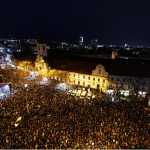 Un'immagine dall'alto delle migliaia dei partecipanti alla manifestazione, organizzata a Bratislava, in ricordo di Jan Kuciak