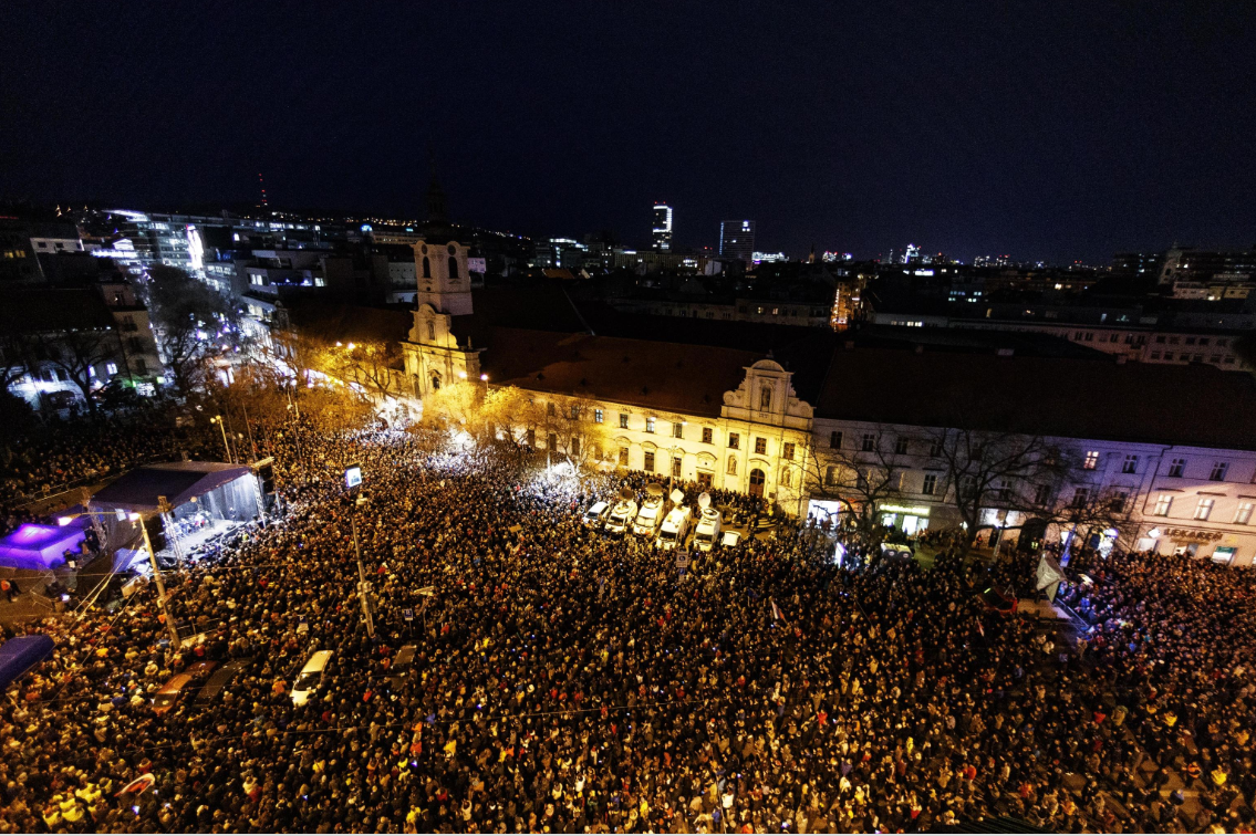 Un'immagine dall'alto delle migliaia dei partecipanti alla manifestazione, organizzata a Bratislava, in ricordo di Jan Kuciak Un'immagine dall'alto delle migliaia dei partecipanti alla manifestazione, organizzata a Bratislava, in ricordo di Jan Kuciak