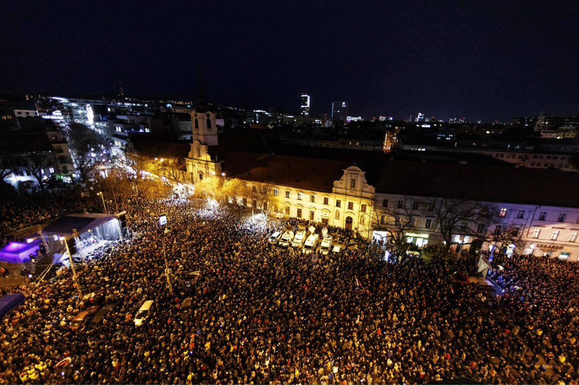 Un'immagine dall'alto delle migliaia dei partecipanti alla manifestazione, organizzata a Bratislava, in ricordo di Jan Kuciak
