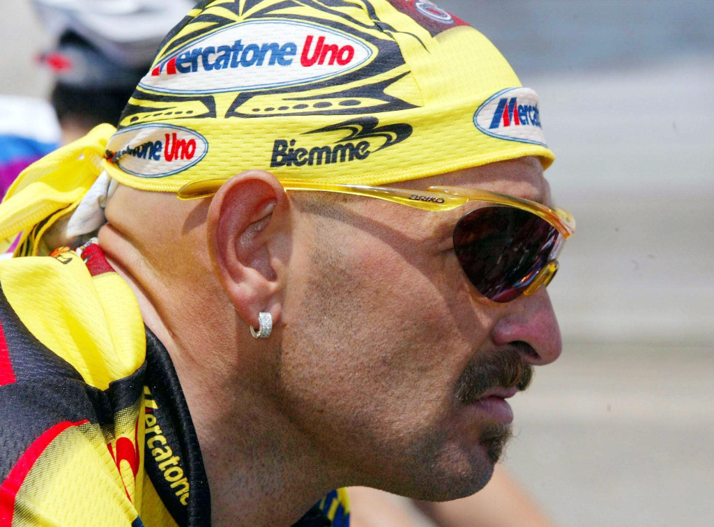 Marco Pantani con l'iconica bandana da Pirata Marco Pantani con l'iconica bandana da Pirata