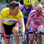 Marco Pantani vicino al campione americano Lance Armstrong durante il Tour de France del 2000, dopo il rientro del ciclista di Cesenatico dalla squalifica per doping. Marco Pantani vicino al campione americano Lance Armstrong durante il Tour de France del 2000, dopo il rientro del ciclista di Cesenatico dalla squalifica per doping.