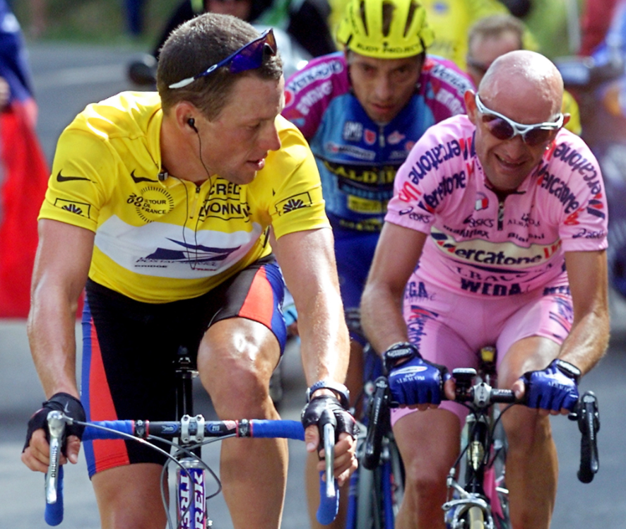 Marco Pantani vicino al campione americano Lance Armstrong durante il Tour de France del 2000, dopo il rientro del ciclista di Cesenatico dalla squalifica per doping. Marco Pantani vicino al campione americano Lance Armstrong durante il Tour de France del 2000, dopo il rientro del ciclista di Cesenatico dalla squalifica per doping.