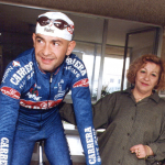 Marco Pantani con la madre Tonina in una foto che lo ritrae agli inizi della carriera Marco Pantani con la madre Tonina in una foto che lo ritrae agli inizi della carriera