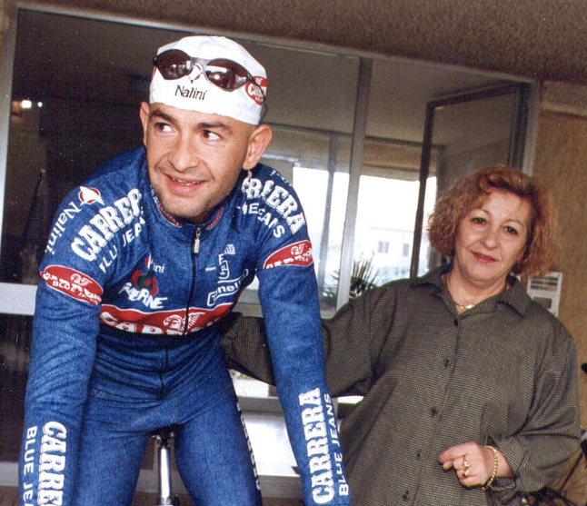 Marco Pantani con la madre Tonina in una foto che lo ritrae agli inizi della carriera Marco Pantani con la madre Tonina in una foto che lo ritrae agli inizi della carriera