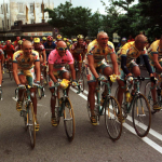Marco Pantani festeggia la vittoria del Giro d'Italia del 1998 con i compagni di squadra Marco Pantani festeggia la vittoria del Giro d'Italia del 1998 con i compagni di squadra
