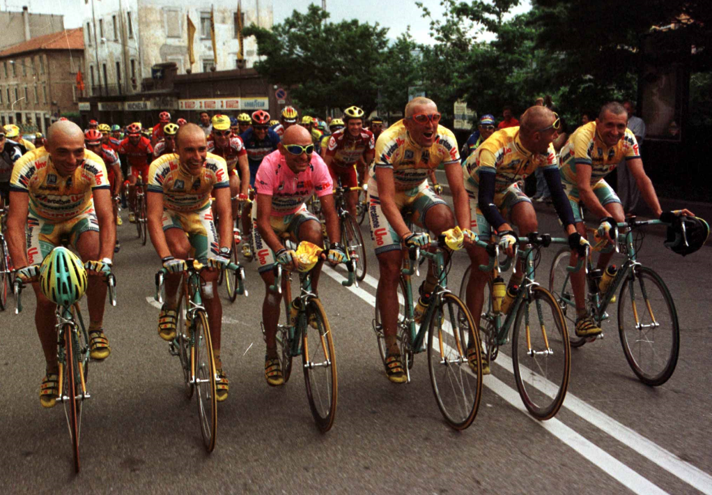 Marco Pantani festeggia la vittoria del Giro d'Italia del 1998 con i compagni di squadra Marco Pantani festeggia la vittoria del Giro d'Italia del 1998 con i compagni di squadra