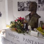Tifosi in visita alla tomba di Marco Pantani a Cesenatico. Tifosi in visita alla tomba di Marco Pantani a Cesenatico.