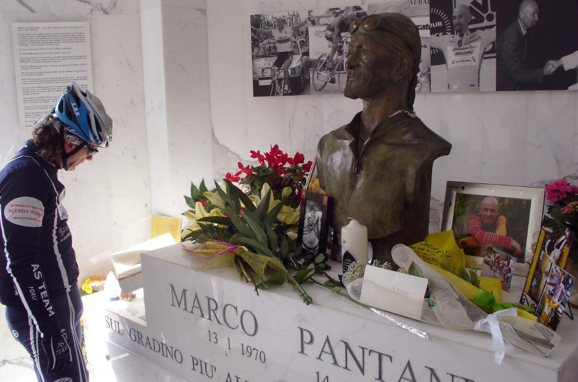Tifosi in visita alla tomba di Marco Pantani a Cesenatico. Tifosi in visita alla tomba di Marco Pantani a Cesenatico.