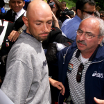 Marco Pantani fuori dall'Hotel Touring di Madonna di Campiglio dopo aver ricevuto la notizia della positività a un test antidoping durante il Giro d' Italia del 1999 Marco Pantani fuori dall'Hotel Touring di Madonna di Campiglio dopo aver ricevuto la notizia della positività a un test antidoping durante il Giro d' Italia del 1999