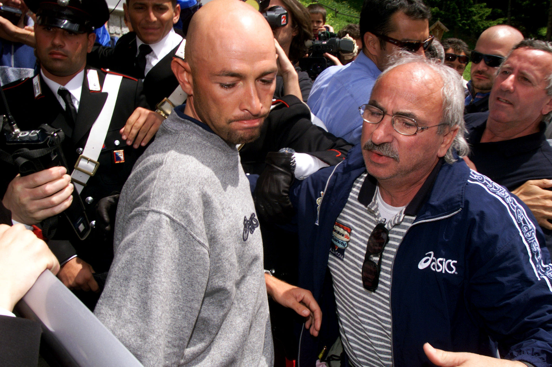 Marco Pantani fuori dall'Hotel Touring di Madonna di Campiglio dopo aver ricevuto la notizia della positività a un test antidoping durante il Giro d' Italia del 1999 Marco Pantani fuori dall'Hotel Touring di Madonna di Campiglio dopo aver ricevuto la notizia della positività a un test antidoping durante il Giro d' Italia del 1999