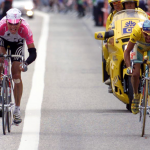 Marco Pantani in uno sprint con il campione tedesco Jan Ullrich al Tour de France del 1998 vinto dal "Pirata" Marco Pantani in uno sprint con il campione tedesco Jan Ullrich al Tour de France del 1998 vinto dal "Pirata"