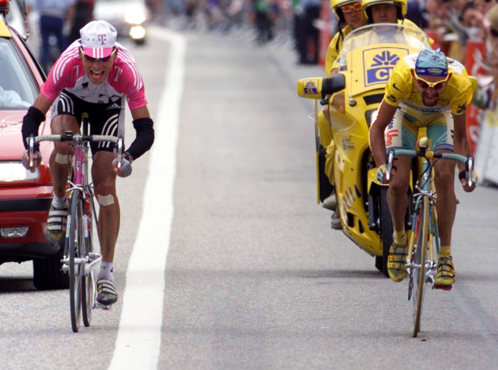 Marco Pantani in uno sprint con il campione tedesco Jan Ullrich al Tour de France del 1998 vinto dal "Pirata" Marco Pantani in uno sprint con il campione tedesco Jan Ullrich al Tour de France del 1998 vinto dal "Pirata"