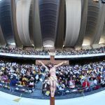 Il crocifisso davanti a numerose persone al Zayed Sports City di Abu Dhabi