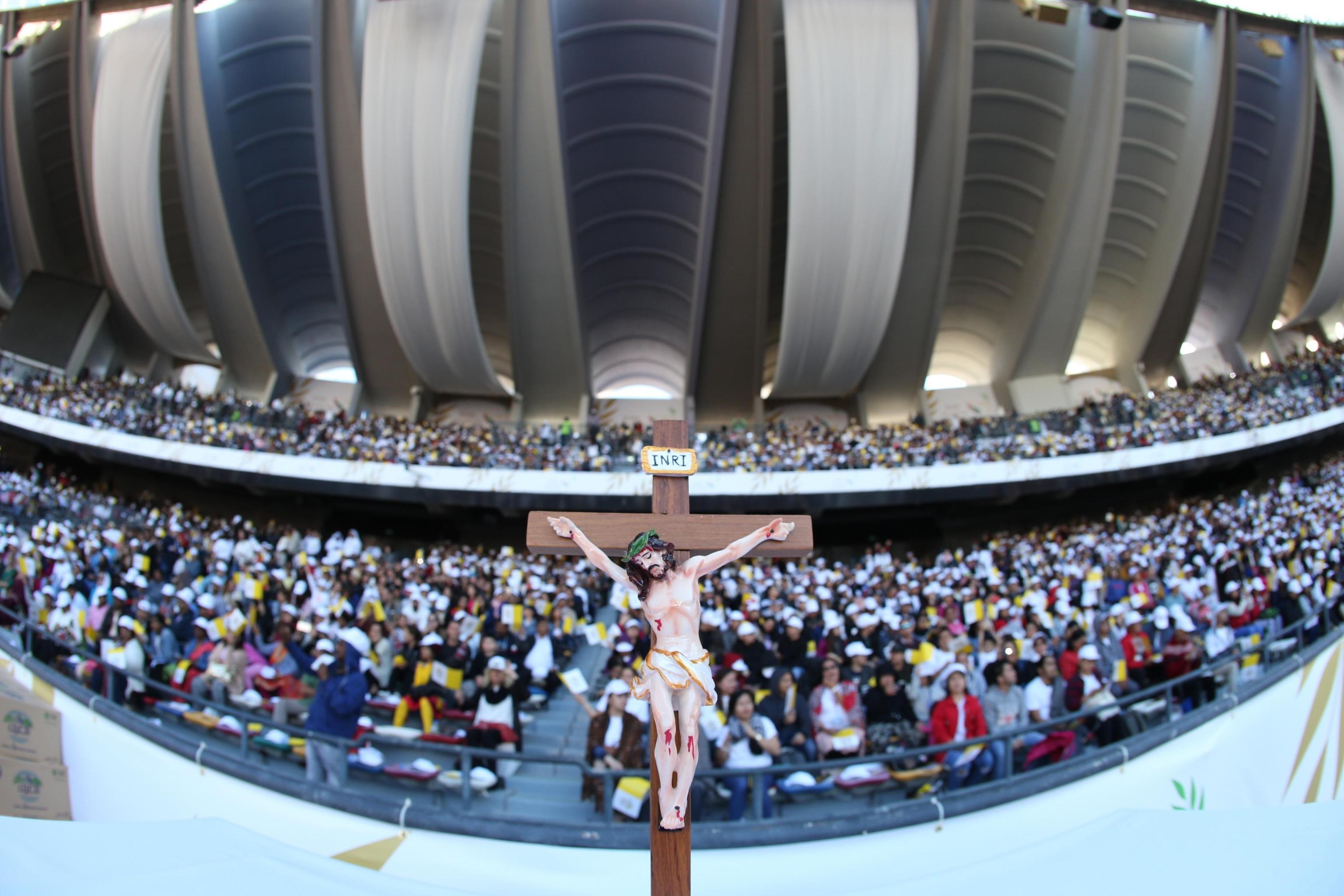 Il crocifisso davanti a numerose persone al Zayed Sports City di Abu Dhabi