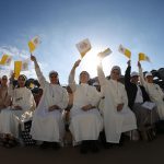 Migliaia di persone in attesa del Papa al Zayed Sports City