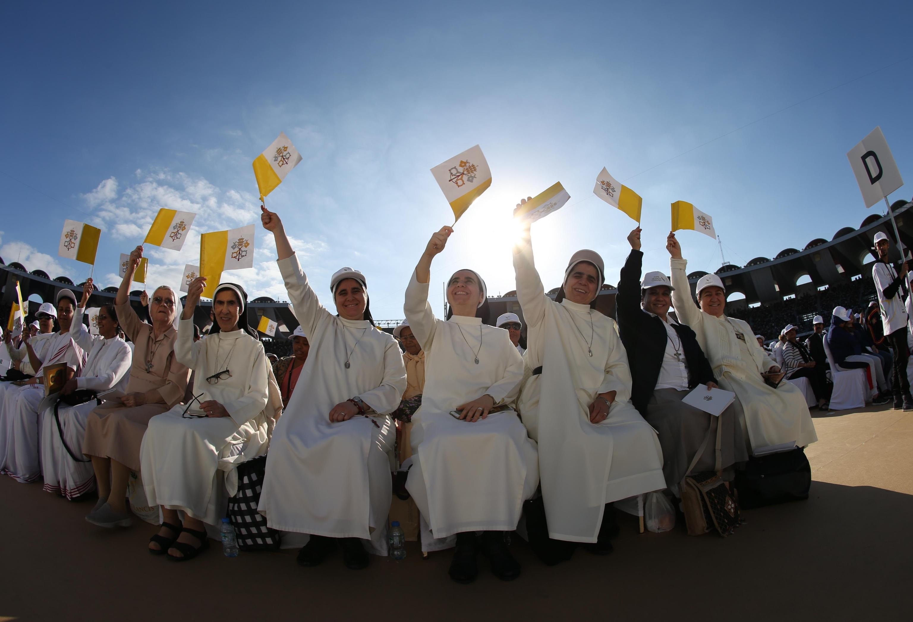 Migliaia di persone in attesa del Papa al Zayed Sports City