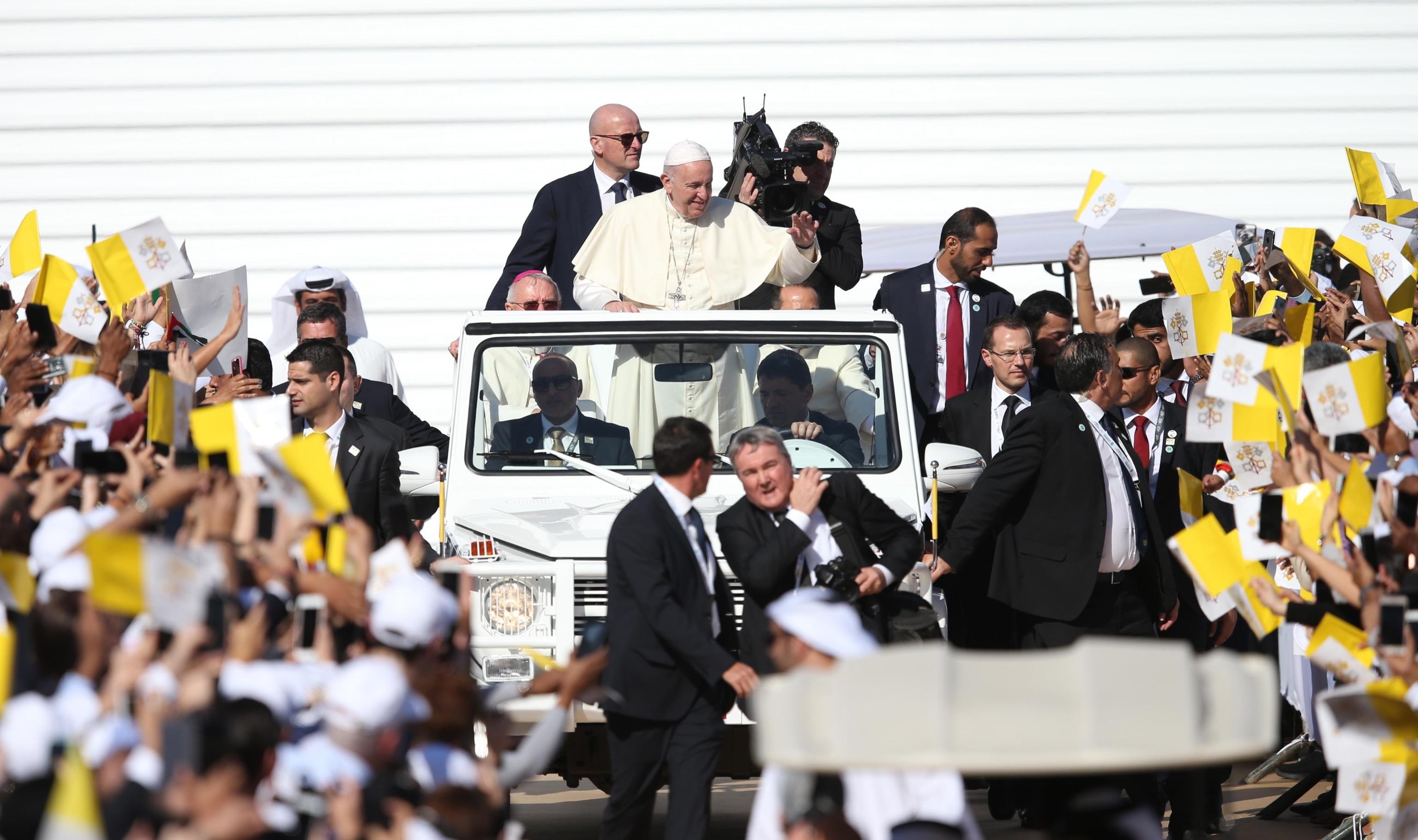 Il Pontefice arriva allo Zayed Sports City