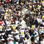 Papa Francesco mentre saluta la folla