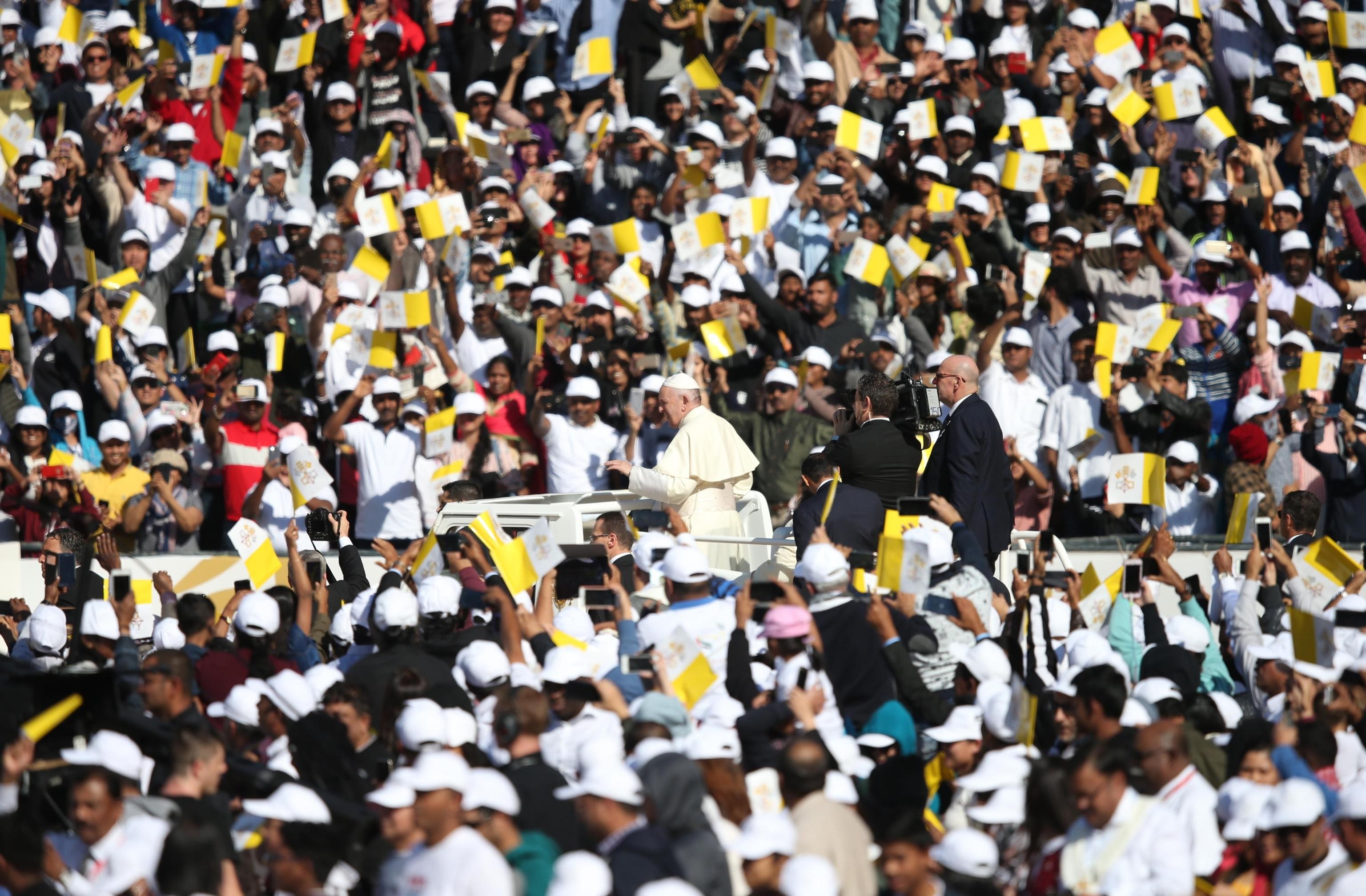 Papa Francesco mentre saluta la folla