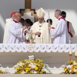 Bergoglio si prepara a celebrare la messa