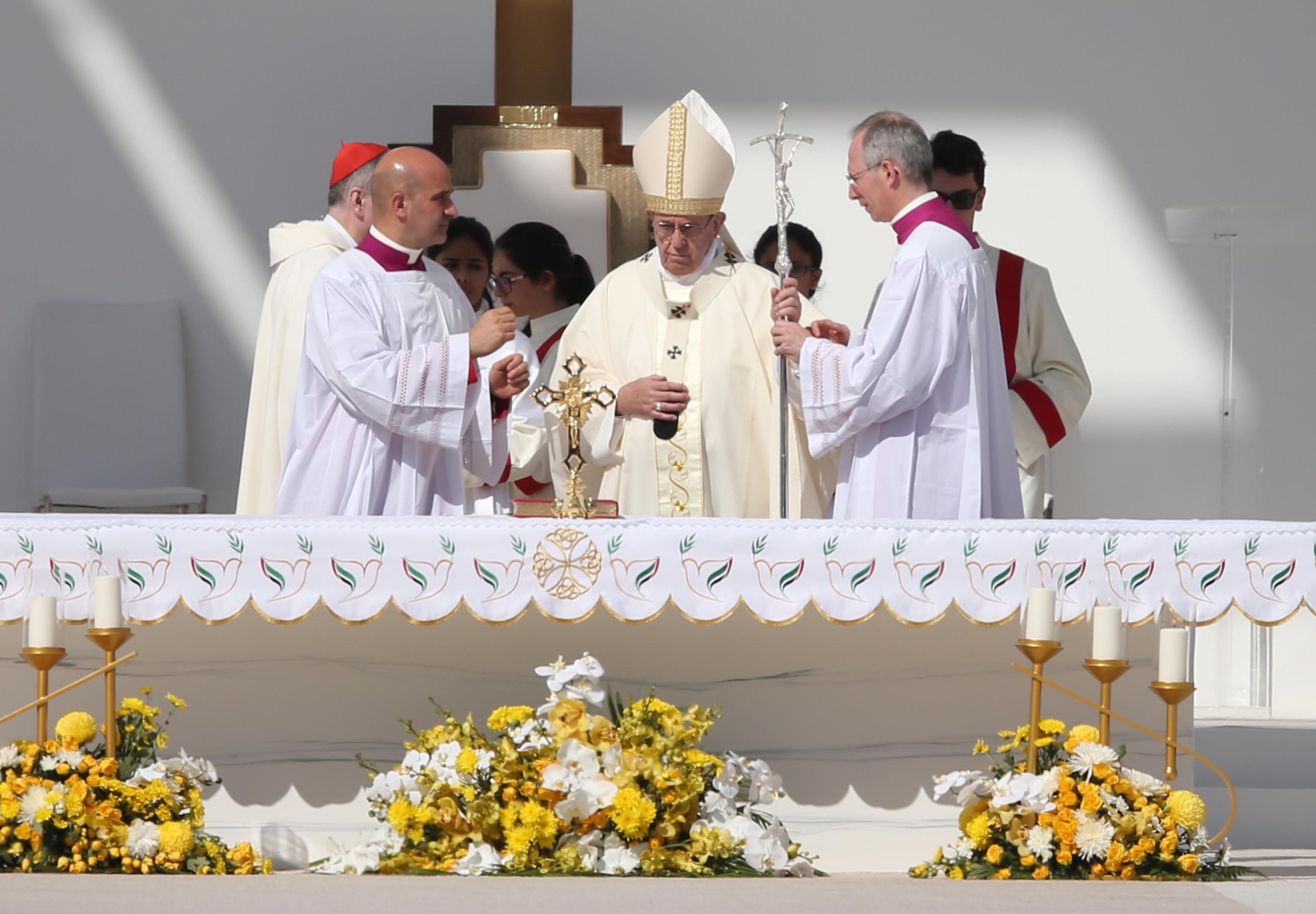 Bergoglio si prepara a celebrare la messa