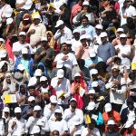 Migliaia di persone hanno seguito la messa del Papa