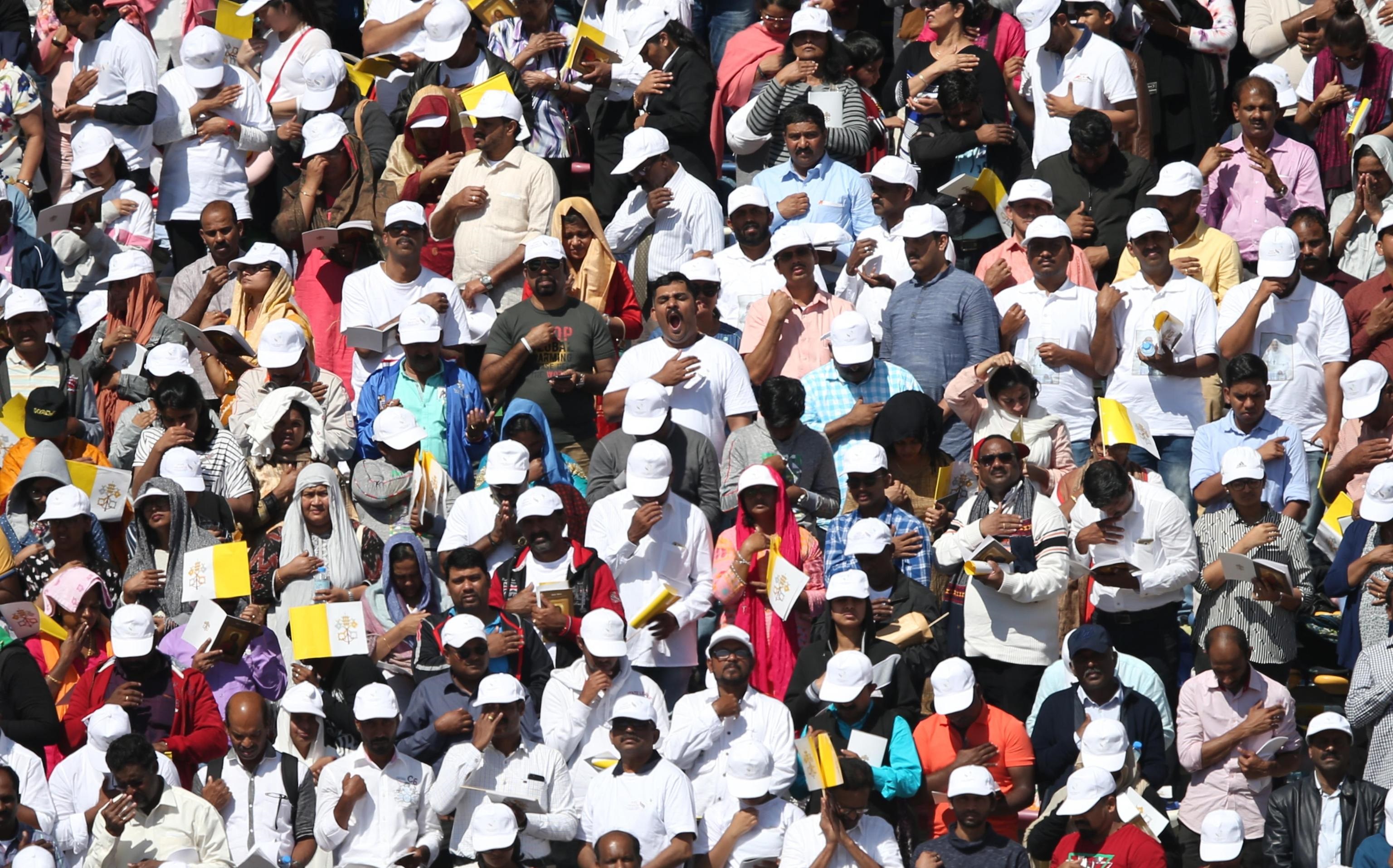 Migliaia di persone hanno seguito la messa del Papa