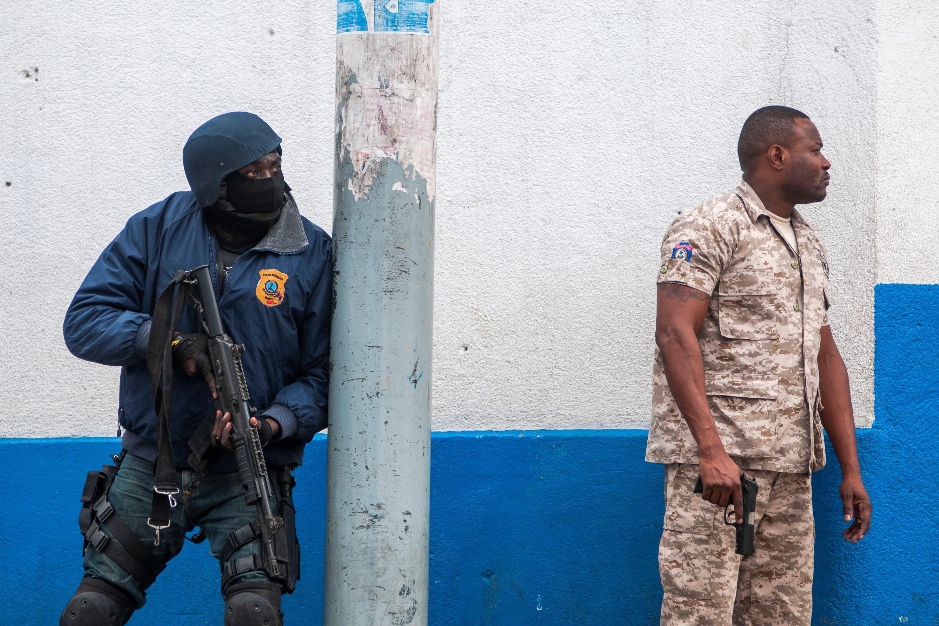 Le forze di sicurezza haitiane seguono armate la protesta di Port-au-Prince