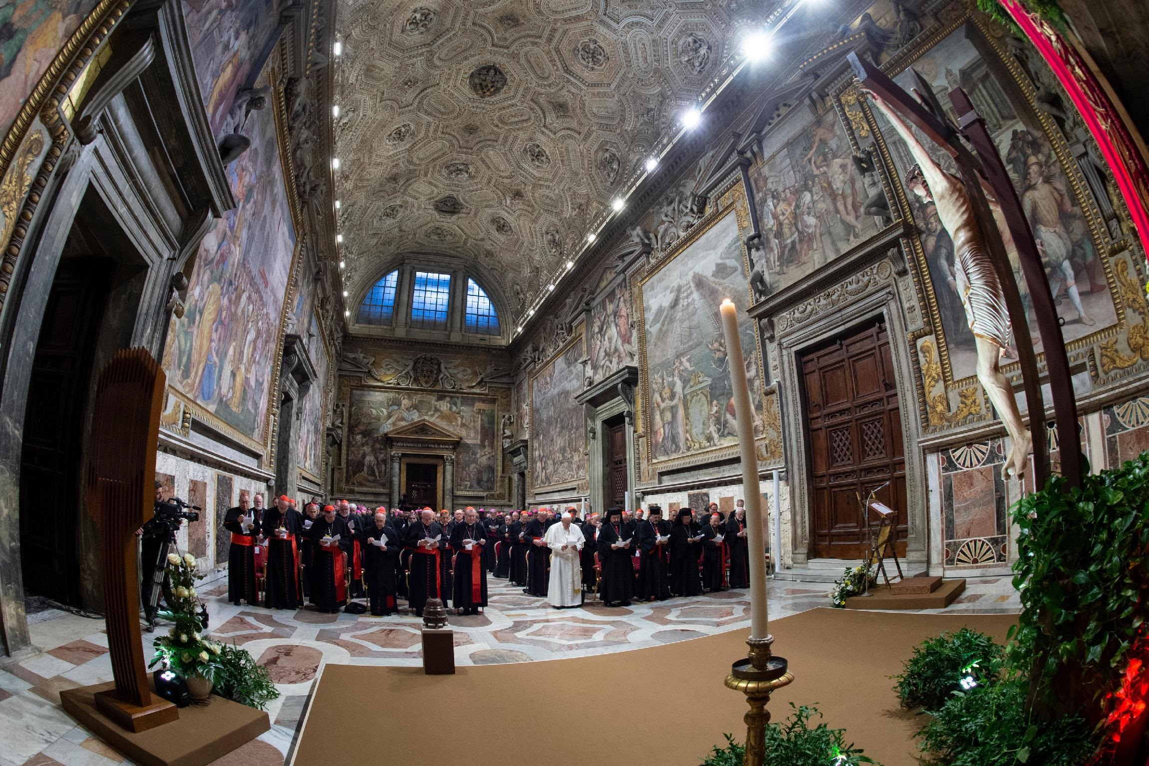 Il summit sulla protezione dei minori voluto da Papa Francesco inizia con un suggestivo momento di preghiera nella Cappella Sistina