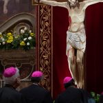 Tre vescovi in adorazione del Cristo nella Cappella Sistina prima dell'inizio dei lavori