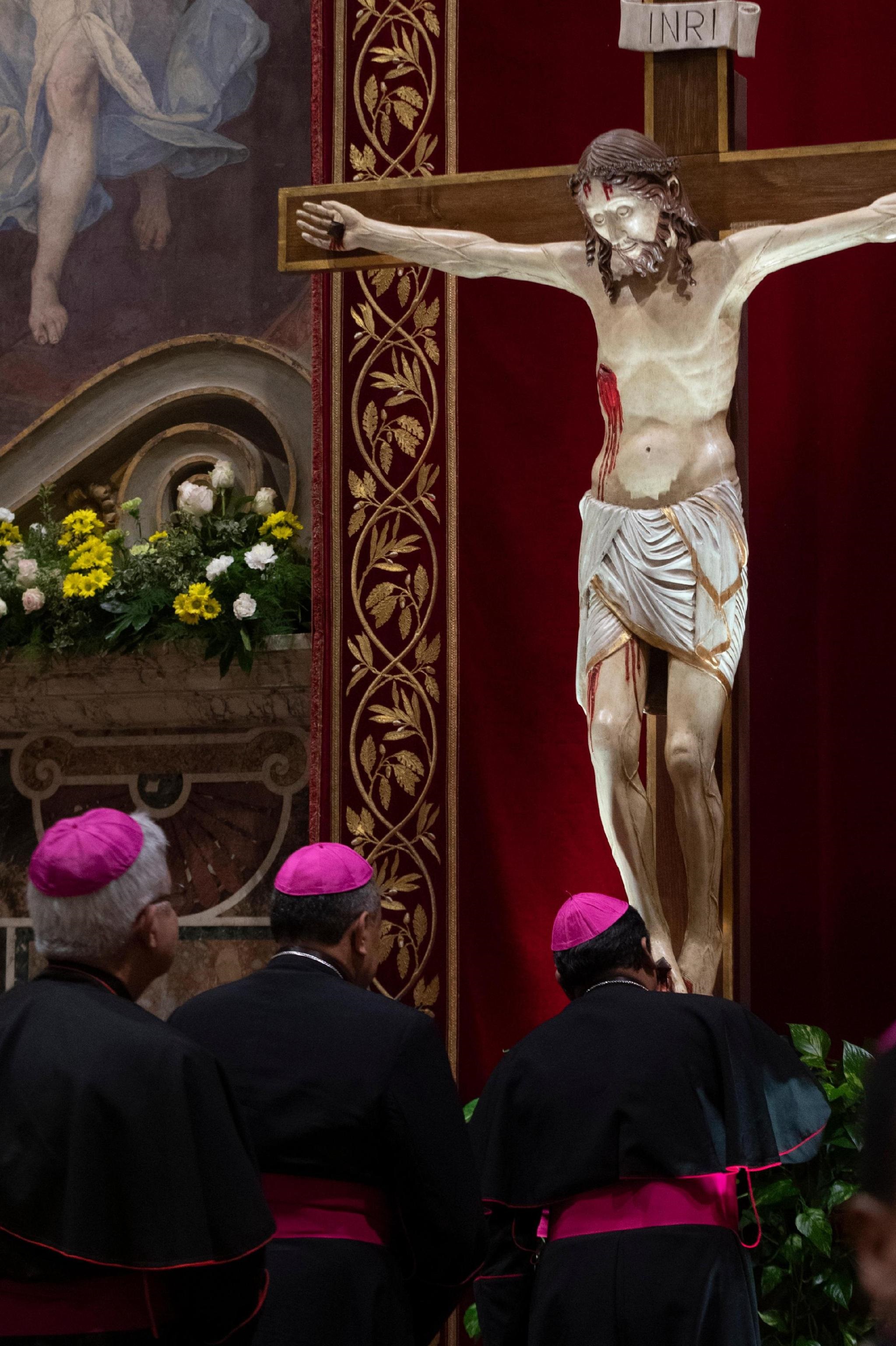 Tre vescovi in adorazione del Cristo nella Cappella Sistina prima dell'inizio dei lavori