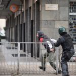 Un ragazzo cerca di sfuggire a un poliziotto