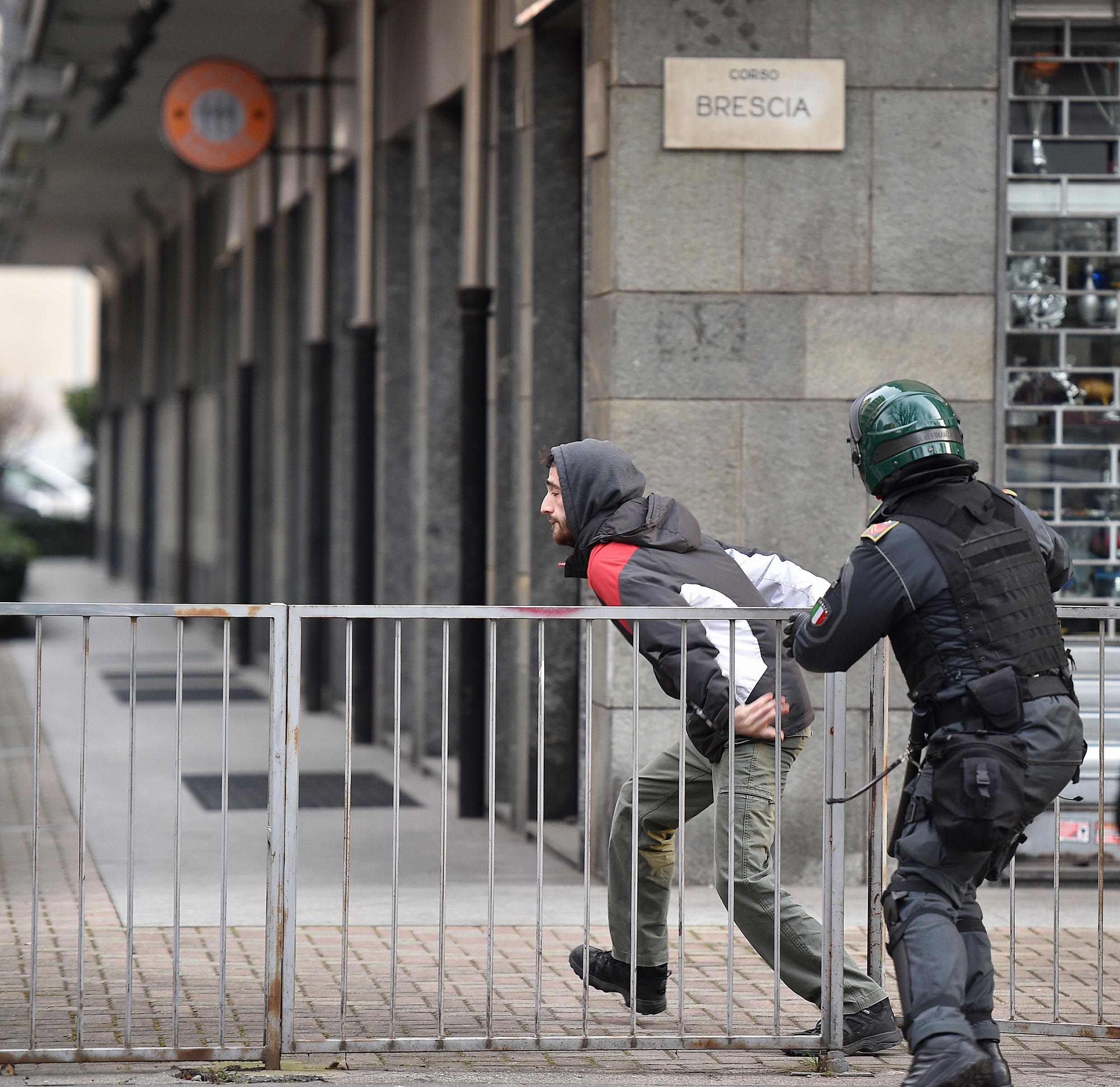 Un ragazzo cerca di sfuggire a un poliziotto
