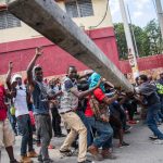 Un gruppo di manifestanti ha divelto un palo della luce elettrica