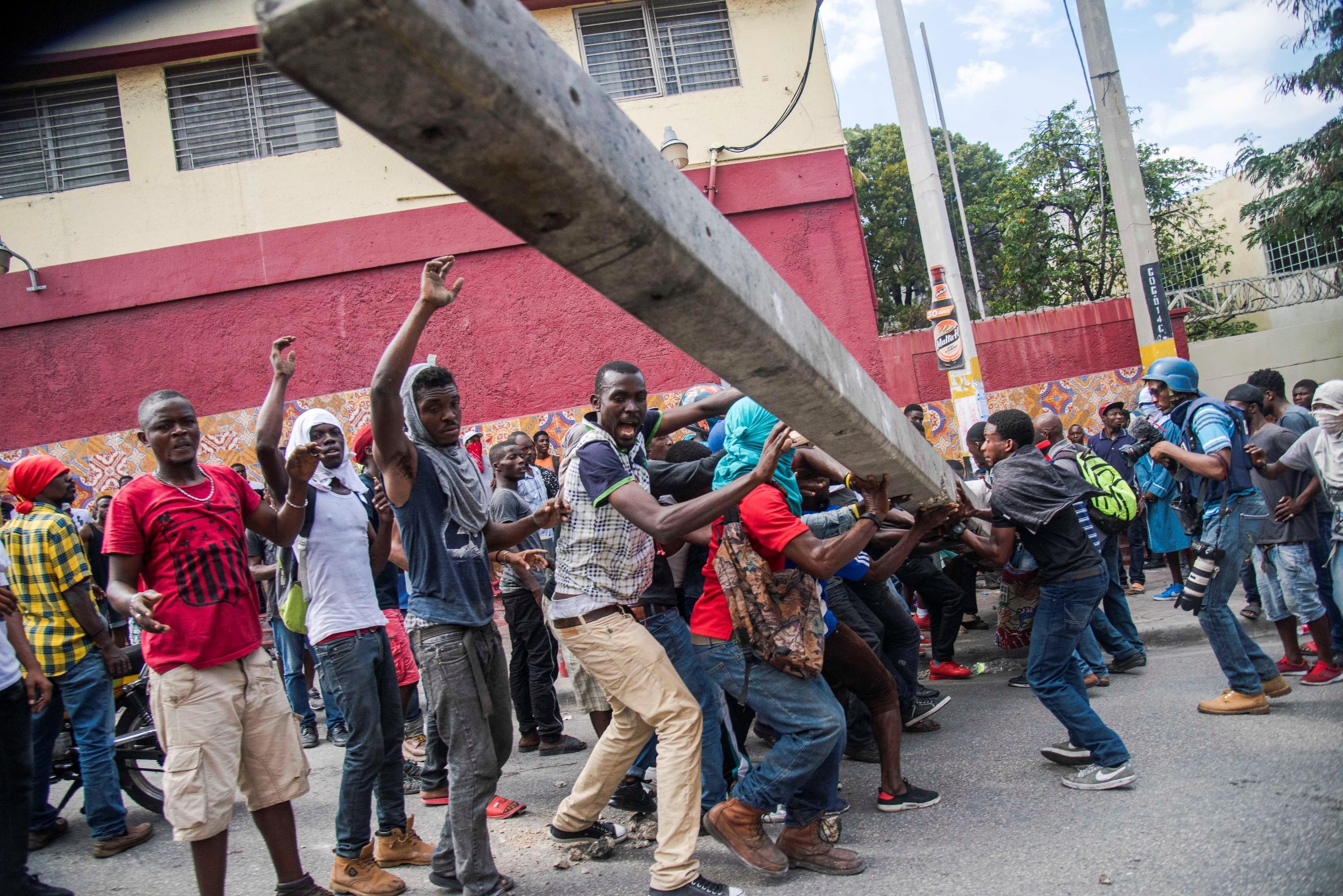 Un gruppo di manifestanti ha divelto un palo della luce elettrica